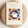 playera color hueso con diseño de fantasma con sombrero de bruja y decoraciones de halloween new