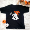 playera color negro con diseño de fantasma con hacha y sombrero de bruja naranja new